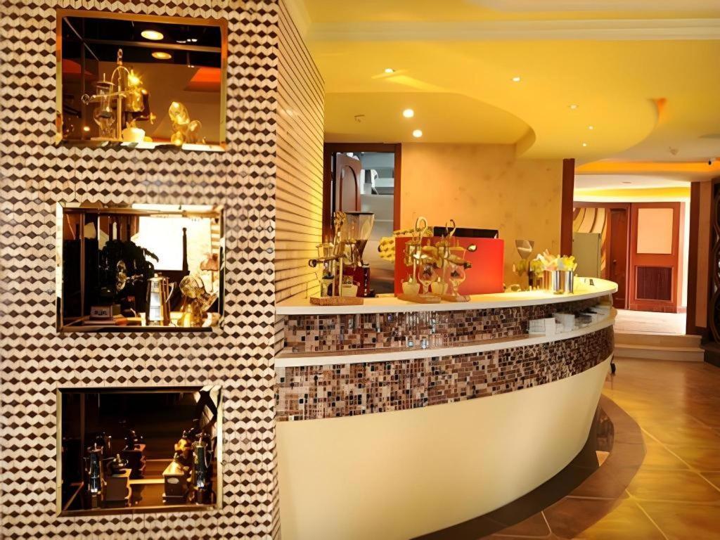 Chengdu French Theme Gold Palace Exterior photo