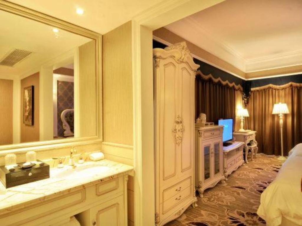 Chengdu French Theme Gold Palace Exterior photo