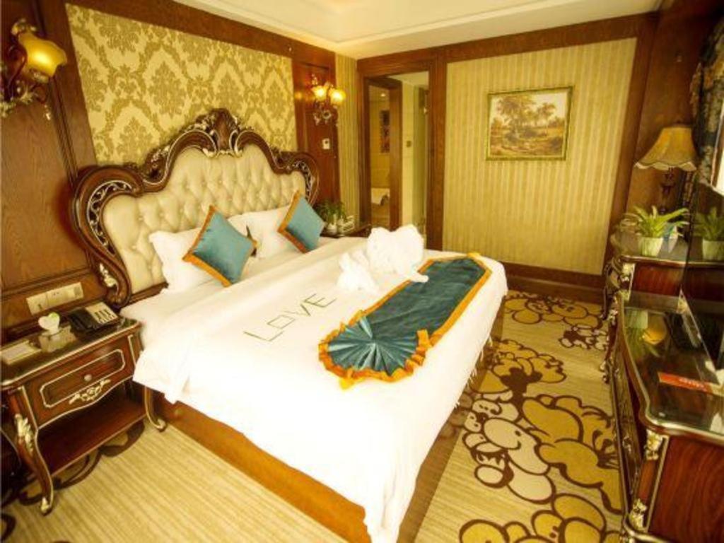 Chengdu French Theme Gold Palace Exterior photo