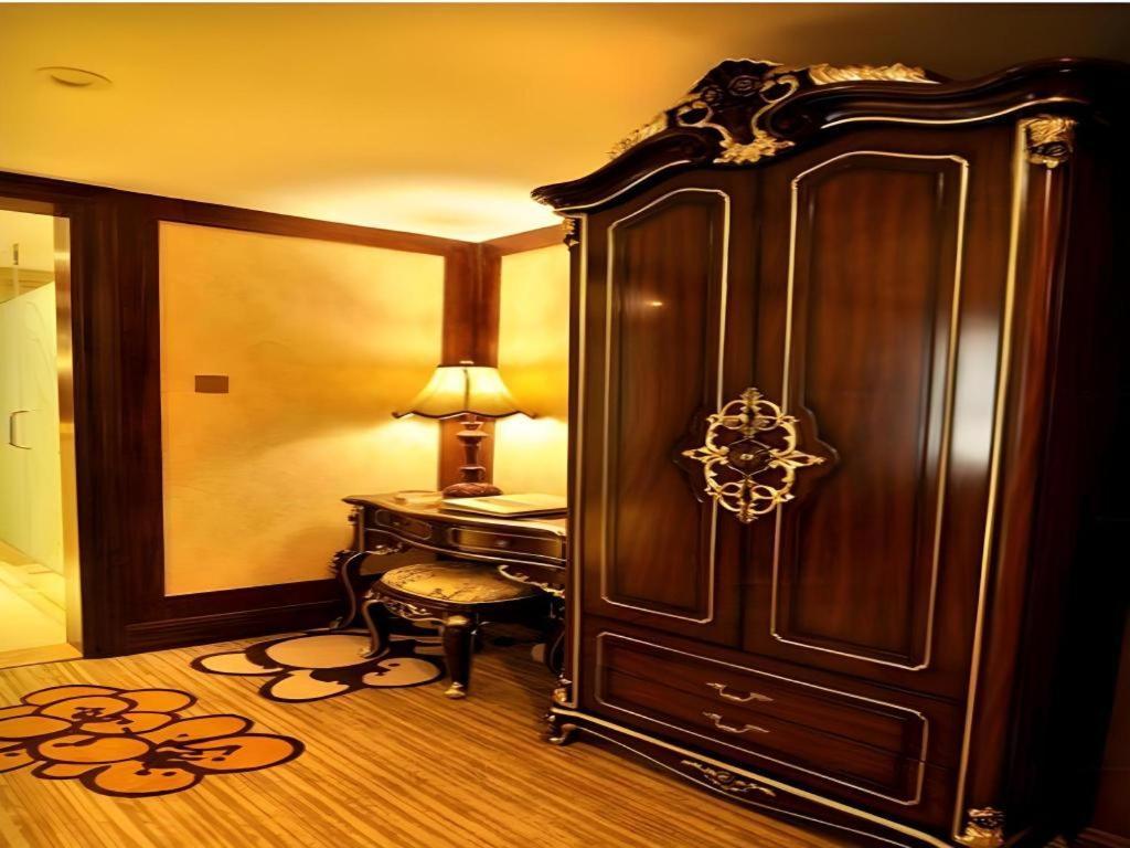 Chengdu French Theme Gold Palace Exterior photo