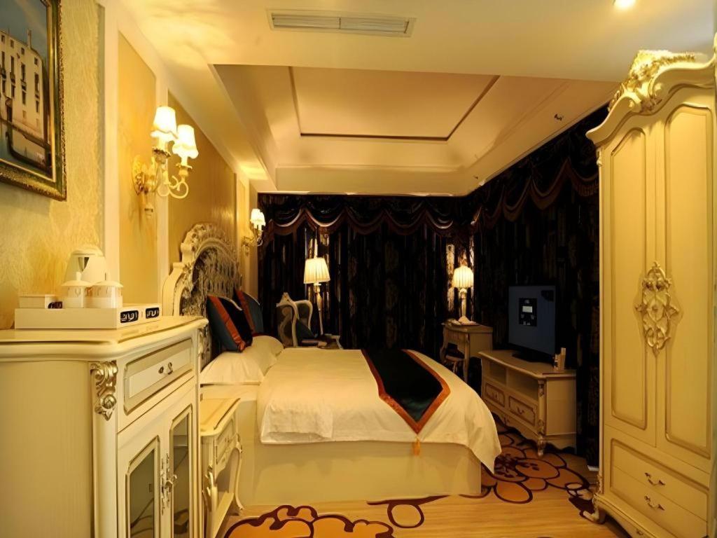Chengdu French Theme Gold Palace Exterior photo