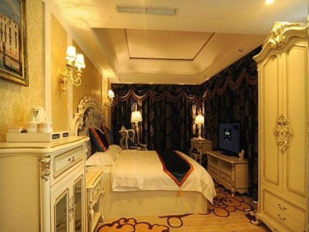 Chengdu French Theme Gold Palace Exterior photo