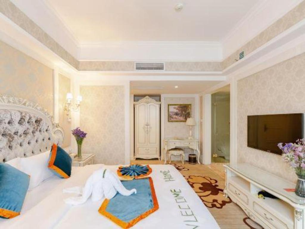 Chengdu French Theme Gold Palace Exterior photo