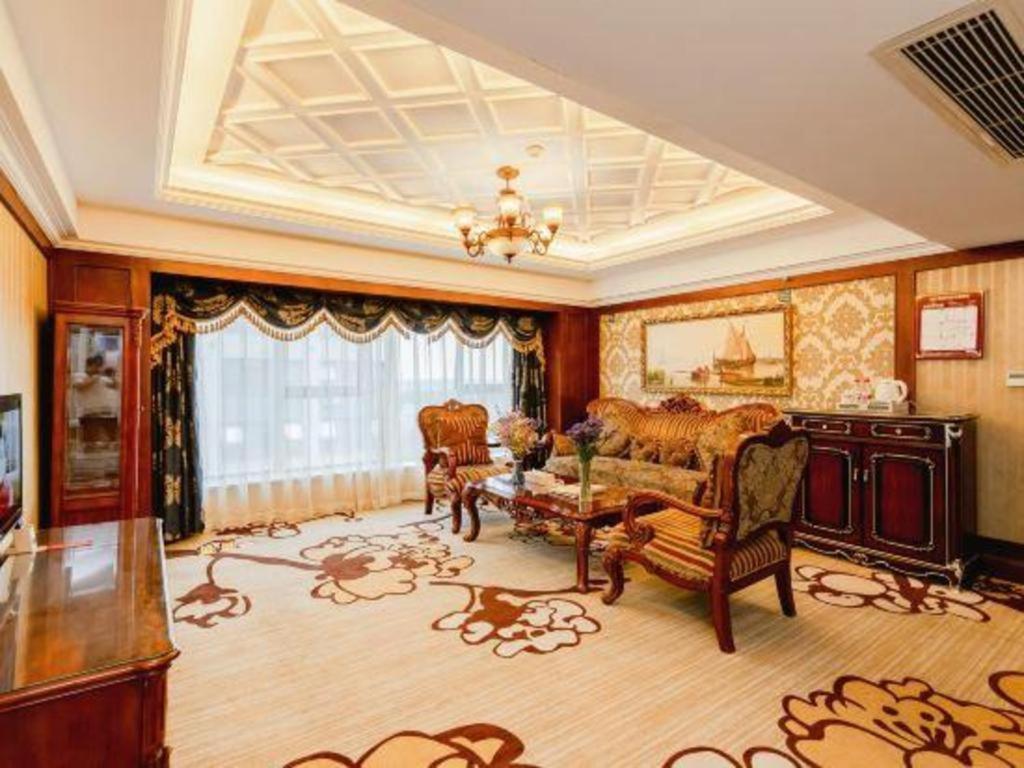 Chengdu French Theme Gold Palace Exterior photo