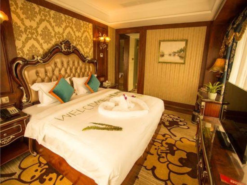 Chengdu French Theme Gold Palace Exterior photo